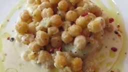 Recepta de cuina de Cigrons menuts i calçots gratinats a la muselina d'all